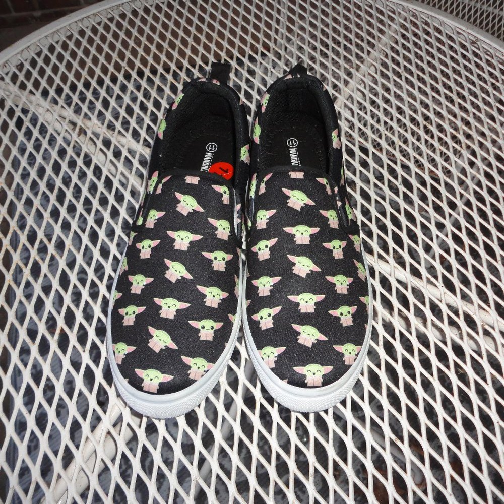 MANDALORIAN Men's Slip On Shoes Size 11 Star Wars Baby Yoda
